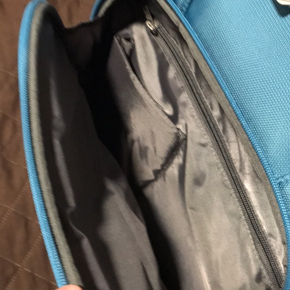 It Travel Bag - Picture 3 of 16